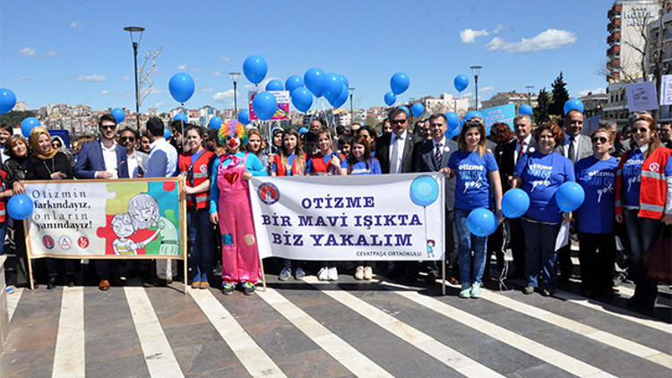 Otizmli gençler mavi balonlarla yürüdü