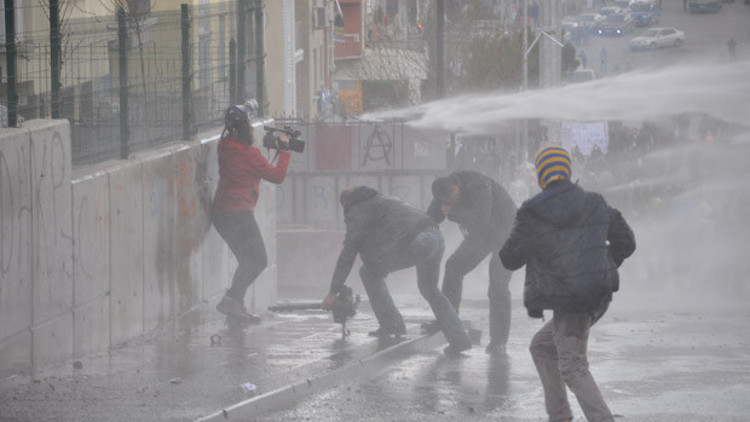 Gazeteciler hedefteydi