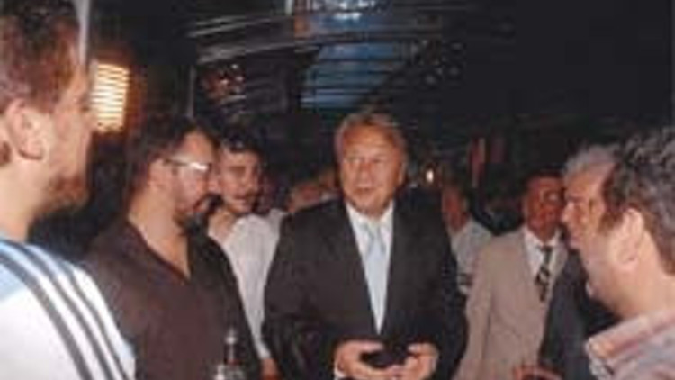 Çizerlerle Erdoğan’ı çekiştirdi