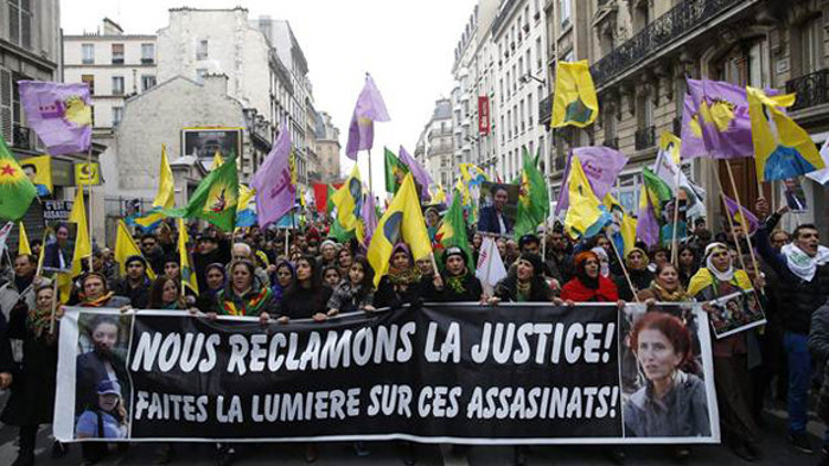 Üç PKKli kadının ölümü Paris sokaklarında protesto edildi Üç PKKli kadının ölümü Paris sokaklarında protesto edildi