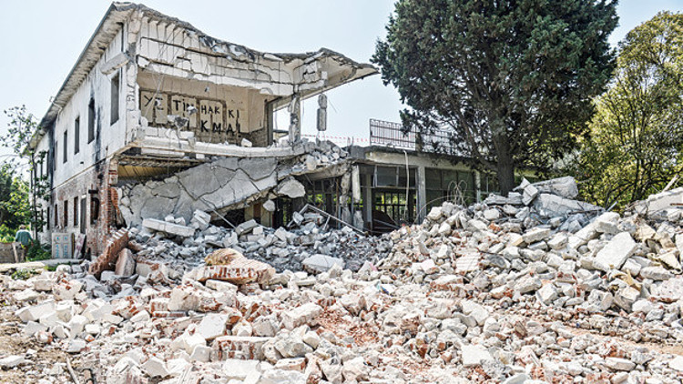 Kamp Armen’de yıkıma mola