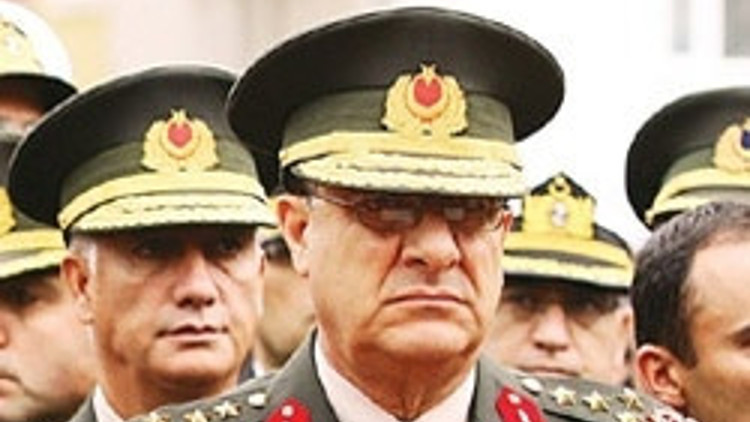 Savcı 7 muvazzaf general ve amirale yakalama istedi Savcı 7 muvazzaf general ve amirale yakalama istedi