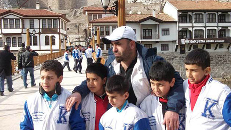 Görülmemiş ceza Çocukları kuma gömüp köpekle işkence yaptı