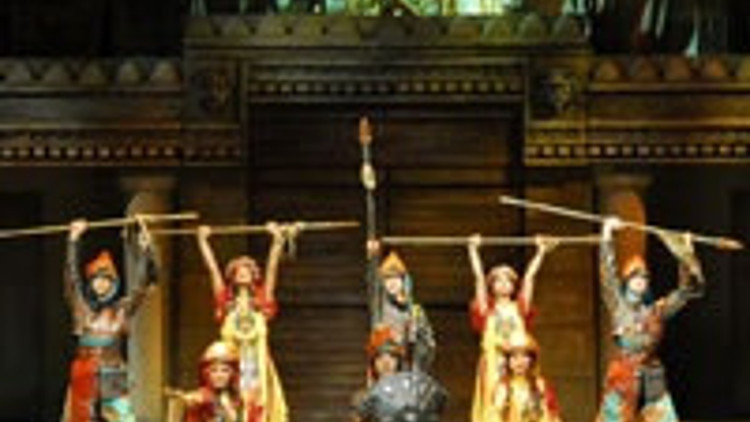 Troyanın kostümleri yandı