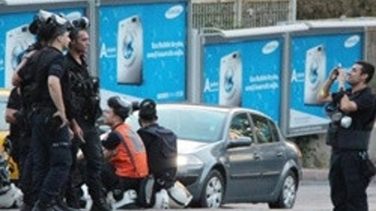 Polisten müdahale sonrası hatıra fotoğrafı