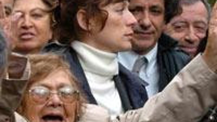 Historian Cig aquitted, meets with loud support outside courtroom