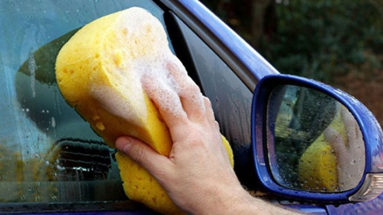 Arabasını sokakta yıkayanlar yandı Arabasını sokakta yıkayanlar yandı