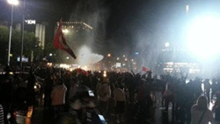 Kızılayda gazlı ve TOMA’lı müdahale