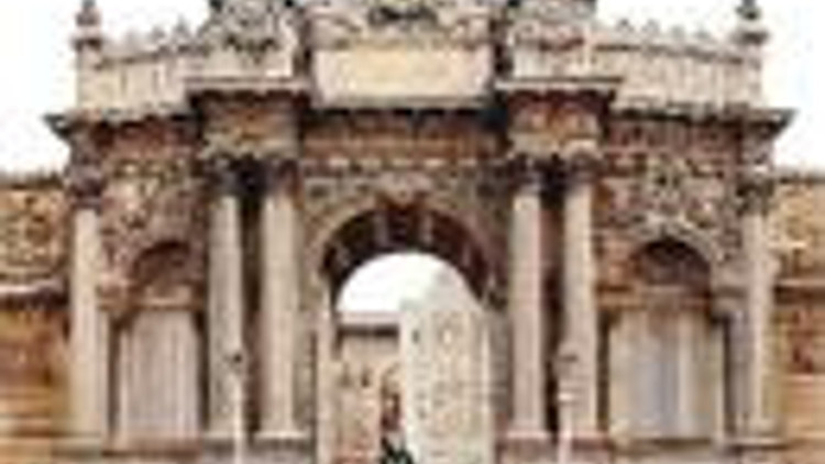 Batı’ya dönük yüzümüzün 150 yıllık abidesi DOLMABAHÇE SARAYI