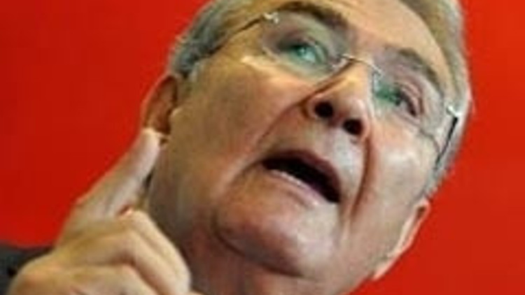 Deniz Baykal istifa etti Deniz Baykal istifa etti