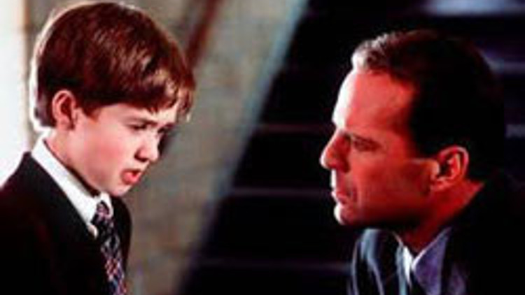 6. His filmindeki çocuk oyuncunun değişimi 6. His filmindeki çocuk oyuncunun değişimi