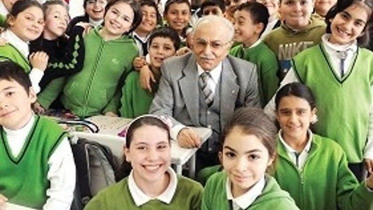Okul yaptırabilmek için rüşvet bile verdi
