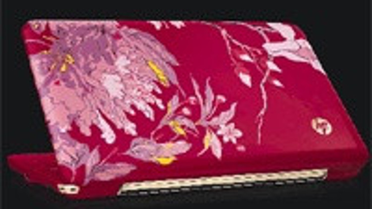 Moda teknolojiye el attı, kadınlar için digital çanta yapıldı