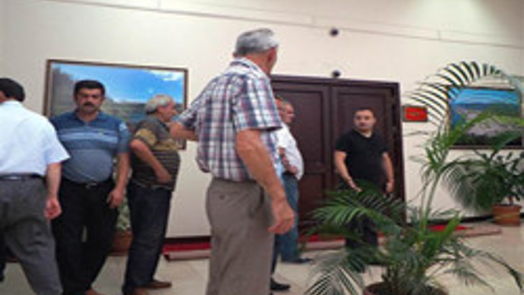 Susuz kalan köylüler valiliği bastı