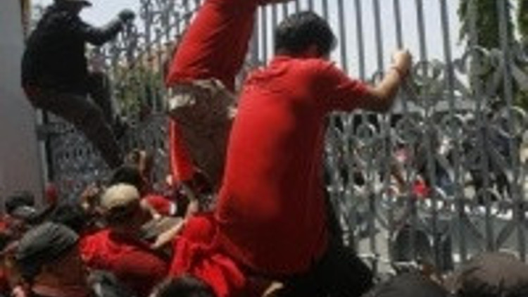 Taylanda hükümet karşıtları ayaklandı