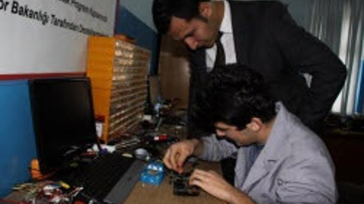 Lise öğrencilerinden ilginç robotlar