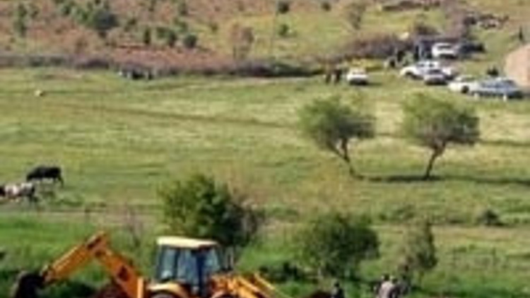 Köyde iş makineleriyle mezar kazılıyor Köyde iş makineleriyle mezar kazılıyor