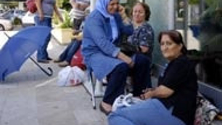 Banka önünde ev satın alma nöbeti Banka önünde ev satın alma nöbeti