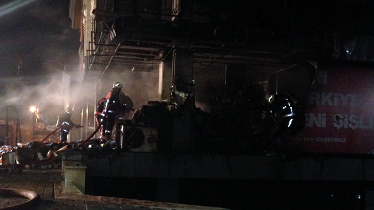 Seçim koordinasyon merkezi ateşe verildi