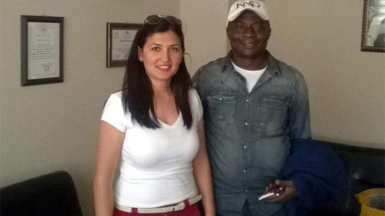 Kamerunlu baba çocuğu için İzmire geldi