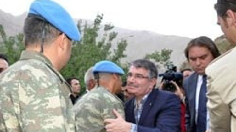 Bakan Şahine Hakkaride saldırı Bakan Şahine Hakkaride saldırı