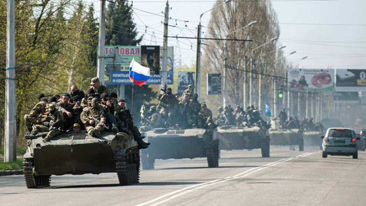 Ukrayna ordusu beklenirken, Rus bayraklı tanklar girdi Ukrayna ordusu beklenirken, Rus bayraklı tanklar girdi