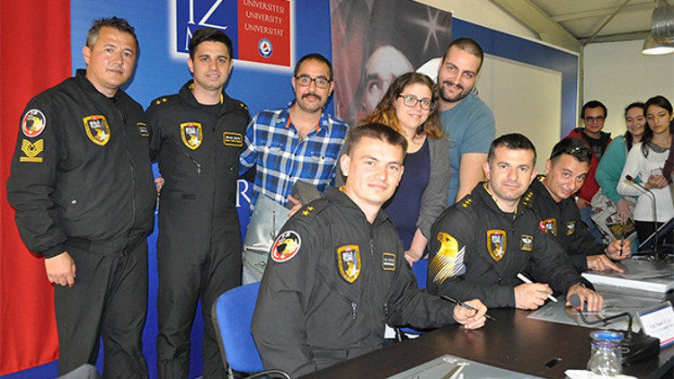 Göklerin kartalları Solo Türk pilotları öğrencilerle buluştu Göklerin kartalları Solo Türk pilotları öğrencilerle buluştu
