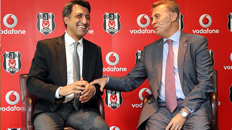 Göğsünü gere gere sponsorunu tanıttı Göğsünü gere gere sponsorunu tanıttı