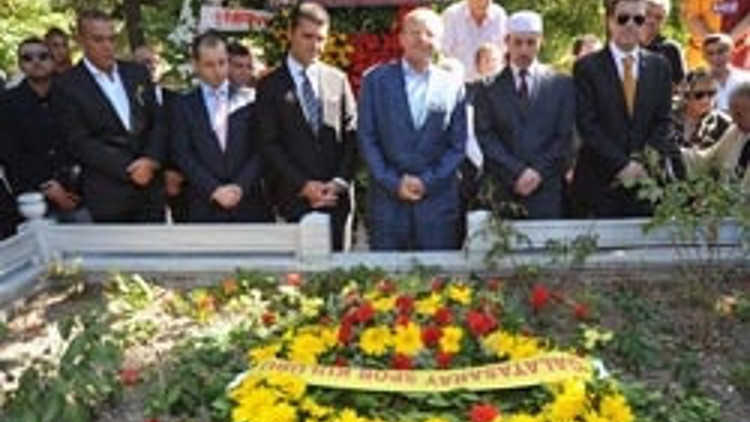 Taçsız Kral mezarı başında anıldı