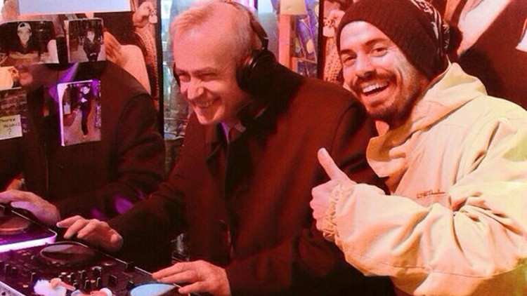 Şişli Belediye Başkanı Hayri İnönü, yılbaşı partisinde DJlik yaptı