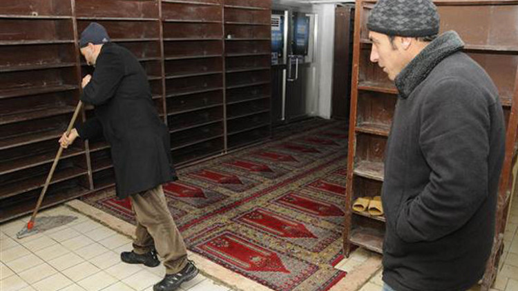 İmam bakanları savununca cemaat camiyi terk etti