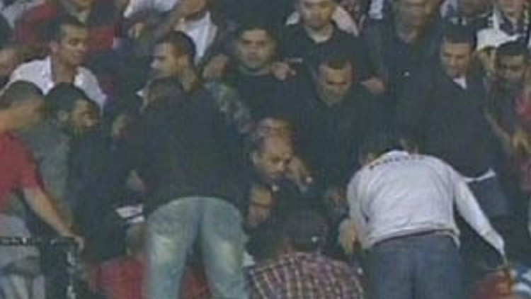 Tribünler karıştı, Aleni dövdüler Tribünler karıştı, Aleni dövdüler