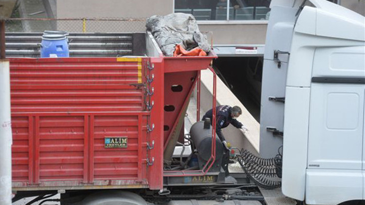 Ankarada hastanede önünde tıbbi atık taşıyan kamyonda patlama