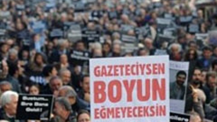 Gazetecilerden protesto yürüyüşü
