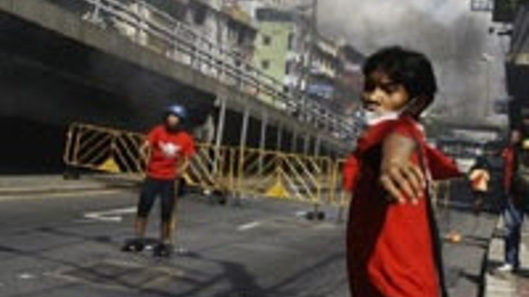 Kırmızı ceketliler ayaklandı