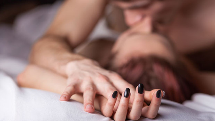 Akıllı seks oyuncağı doğrudan yatağa girdi