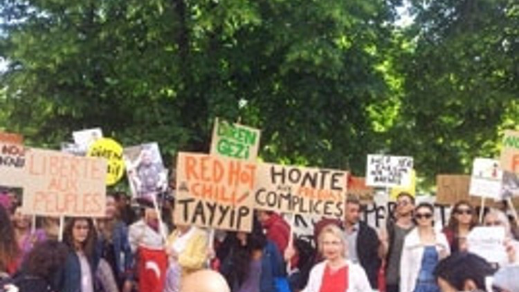 Paris’ten Taksim’e destek Paris’ten Taksim’e destek