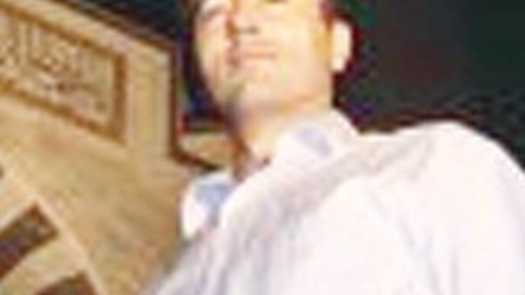 Camdan atlayan tek kişi Türk Camdan atlayan tek kişi Türk