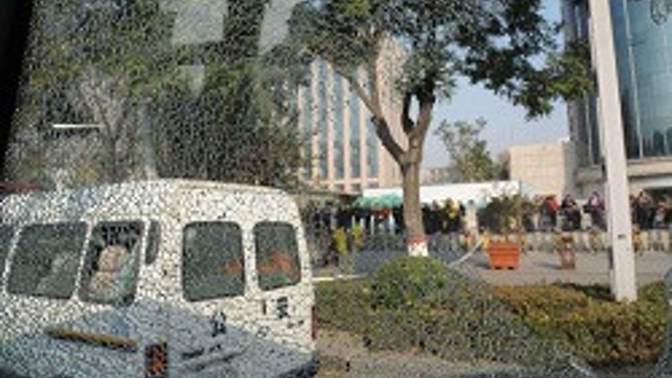 Çin Komünist Partisi binası önünde patlama: 1 ölü, 8 yaralı Çin Komünist Partisi binası önünde patlama: 1 ölü, 8 yaralı