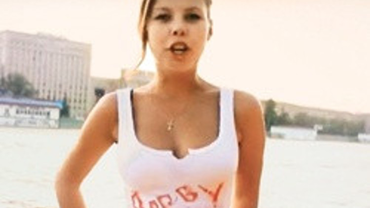 Üstündekini Putin için yırt Üstündekini Putin için yırt