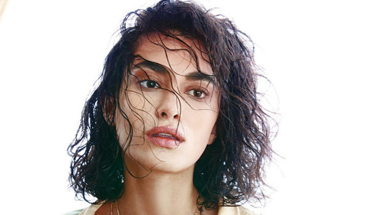 Karizması olan kadın güzeldir