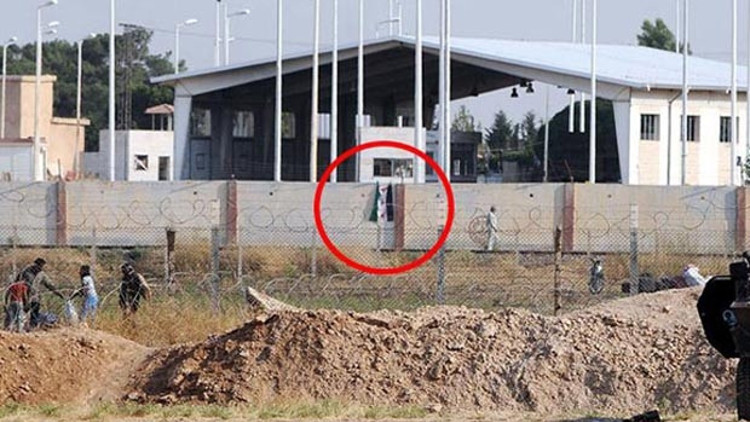 YPG kilit yolu ele geçirdi, IŞİD kuşatma altında YPG kilit yolu ele geçirdi, IŞİD kuşatma altında