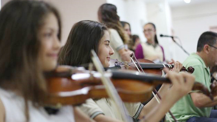 Ortaokullulardan senfoni orkestrası Ortaokullulardan senfoni orkestrası