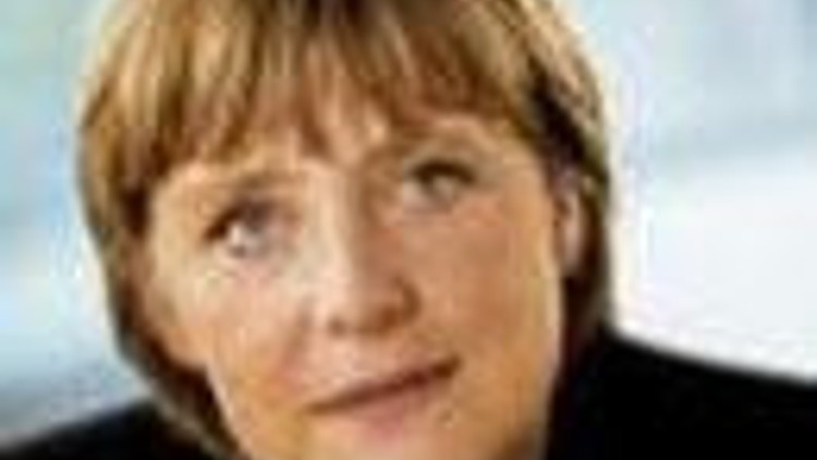 Merkel yemin etti Merkel yemin etti