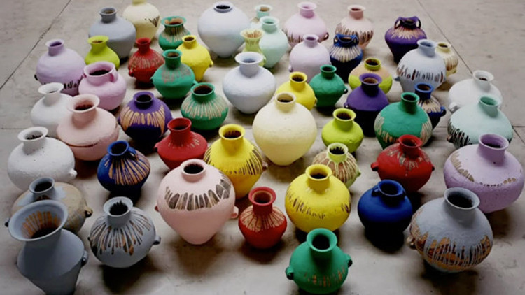 Ai Weiweinin vazosunu protesto için kırdı