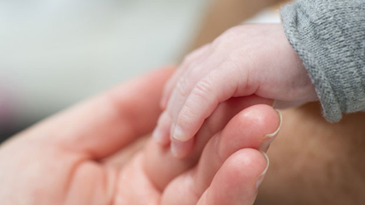 İşitme engelli bebek koruyucu aileyle konuşmaya başladı