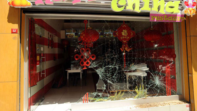 Tophanede Çin lokantasına taşlı sopalı saldırı Tophanede Çin lokantasına taşlı sopalı saldırı