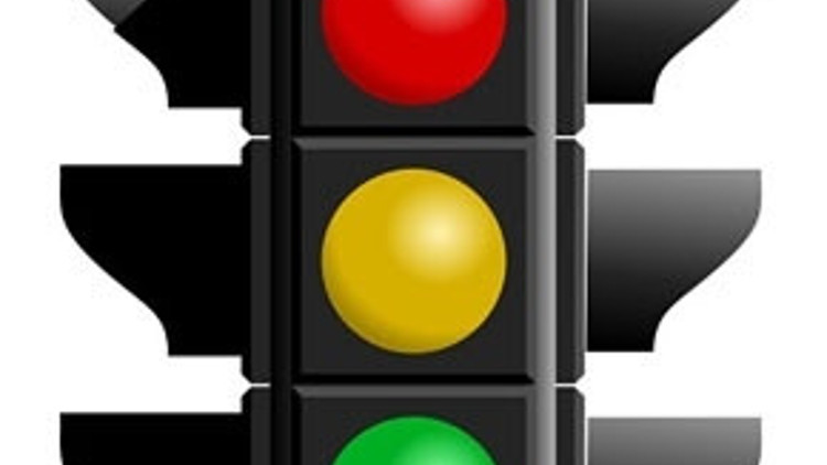 Kırmızıda geçenin ehliyeti gidecek