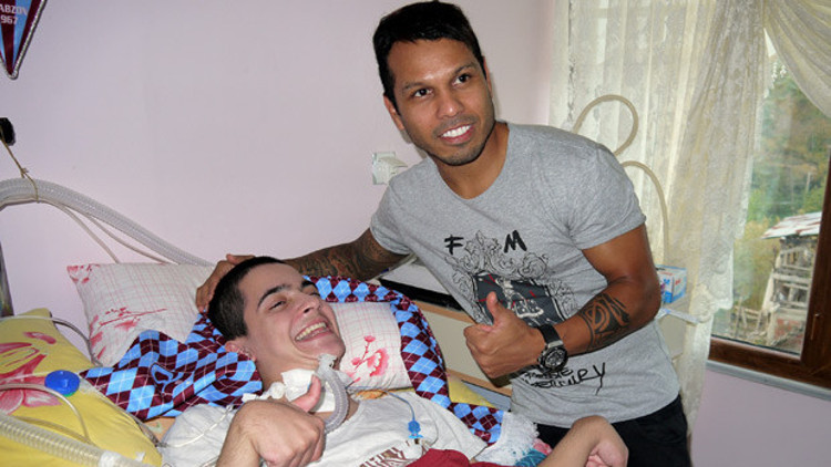 Trabzonsporlu Alanzinhodan anlamlı ziyaret Trabzonsporlu Alanzinhodan anlamlı ziyaret