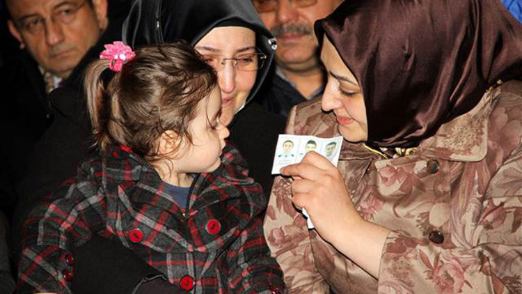 Şehit polisin eşinden Sadık Yakuta tepki Şehit polisin eşinden Sadık Yakuta tepki
